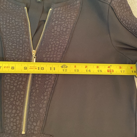 Dynamite - long sleeve, 1/2 zip blouse. Size XS - Picture 6 of 9
